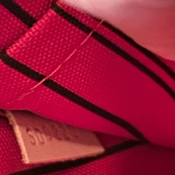 Superb pristine BRAND NEW Pochette GM RARE Cerise interior π - Picture 9 of 15